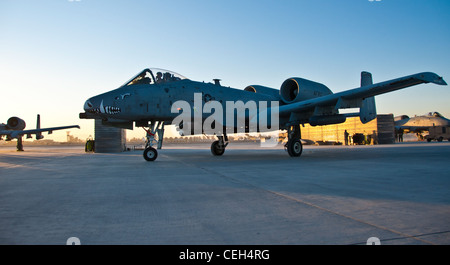 Ein A-10 Thunderbolt II Pilot Taxis zur Start-und Landebahn auf Kandahar Airfield, Afghanistan, 20. Januar 2012. Die A-10 feuert eine 30 mm Kanone und kann bis zu 16,000 Pfund Kampfmitteleinsatz für Nahverkehrseinsätze zur Unterstützung von Truppen am Boden tragen. Stockfoto