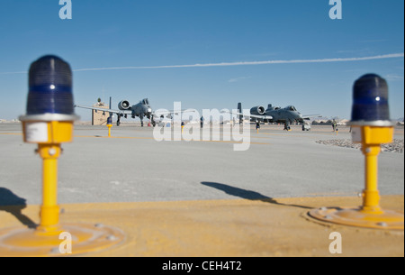 Waffen laden Crew Chiefs Inspektionen auf zwei a-10 Thunderbolt IIs Airfield Kandahar, Afghanistan, 20. Januar 2012 Ende der Start-und Landebahn. Die a-10 kann eine Vielzahl von konventioneller Munition, einschließlich Allzweck-Bomben, Splitterbomben Einheiten und lasergesteuerten Bomben einsetzen. Stockfoto