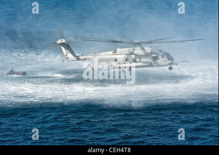 Marines, die der 11. Marine Expeditionary Unit zugewiesen sind, führen Einfügeübungen von einem CH-53E Super Hengst Hubschrauber aus. Die 11. MEU wird an Bord des amphibischen Sturmschiffs USS Makin Island einschifft, das im Verantwortungsbereich der 5. US-Flotte maritime Sicherheitsoperationen und Zusammenarbeit im Bereich der Theatersicherheit unterstützt. Stockfoto