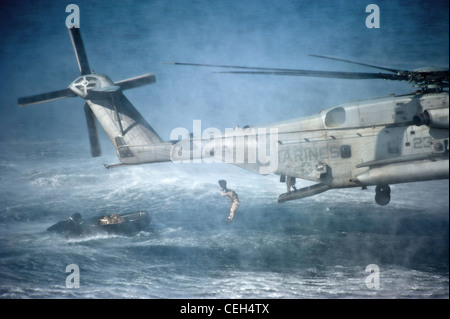 Marines, die der 11. Marine Expeditionary Unit zugewiesen sind, führen Einfügeübungen von einem CH-53E Super Hengst Hubschrauber aus. Die 11. MEU wird an Bord des amphibischen Sturmschiffs USS Makin Island einschifft, das im Verantwortungsbereich der 5. US-Flotte maritime Sicherheitsoperationen und Zusammenarbeit im Bereich der Theatersicherheit unterstützt. Stockfoto