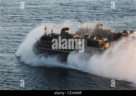 Ein Landing Craft Air Cushion mit Assault Craft Unit 4 verlässt die USS Wasp amphibische Ausbildung, Jan. 31 durchzuführen. Diese Ausbildung ist zur Unterstützung der Übung Bold Alligator 2012, die größte Marine amphibische Übung in den letzten 10 Jahren, stellt die Marine und Marine Corps die Wiederbelebung der gesamten Palette von amphibischen Operationen. Die Übung konzentriert sich auf den heutigen Kampf mit den heutigen Kräften und zeigt gleichzeitig die Vorteile des Seerauschens. Diese Übung findet vom 30. Januar bis zum 22. Februar statt 12, 2012 über Wasser und an Land in und um Virginia und North Carolina. Stockfoto