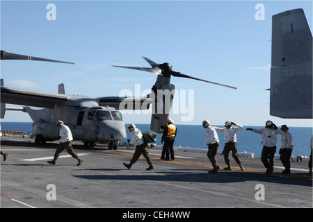 Kampfladung Marines bewegen sich über das Flugdeck der USS Wasp, nachdem sie während der Übung Bold Alligator 2012, Jan. 30, einen MV-22B Osprey mit Marine Medium Tiltrotor Squadron 266 entladen haben. Diese Übung, die größte amphibische Übung der Marine in den letzten 10 Jahren, stellt die Revitalisierung der gesamten Palette von amphibischen Operationen der Marine und Marine Corps dar. Die Übung konzentriert sich auf den heutigen Kampf mit den heutigen Kräften und zeigt gleichzeitig die Vorteile des Seerauschens. Diese Übung findet vom 30. Januar bis zum 22. Februar statt 12, 2012 über Wasser und an Land in und um Virginia und North Carolina. Stockfoto