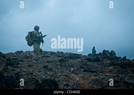 U.S. Army Staff Sgt. Robert Novak, aus Temple, Texas, 3. Platoon, Battery A, 2. Bataillon, 377. Parachute Field Artillery Regiment, Task Force Spartan, ruft ein Mitglied der afghanischen Grenzpolizei auf, die Route bis zur Observation Post 11 außerhalb der Vorwärtsoperationsbasis Salerno, 3. Februar, zu verlangsamen. Der 3. Zug hat mit Mitgliedern der ABP und der afghanischen uniformierten Polizei eine Feuerübung von der Spitze der OP 11 durchgeführt, ein wichtiges Verfahren, das große Waffen kalibriert, in diesem Fall die M-777 155 mm Haubitze auf FOB Salerno. Stockfoto