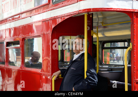 Bus-Leiters auf einem Routemaster Stockfoto