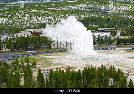 Draufsicht des Old Faithful ausbricht. Stockfoto