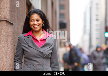 Frau trägt Business casual Kleidung stehen in einem städtischen Umfeld Stockfoto