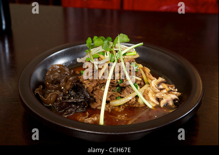 Koreanische Rindfleisch mit Pilzen und Nudeln. Stockfoto