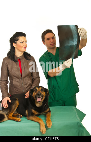 Inhaber Frau mit ihrem Hund nach Gespräch mit Tierarzt Mann und zusammen auf der Suche auf Wirbelsäule Hund Röntgen Stockfoto