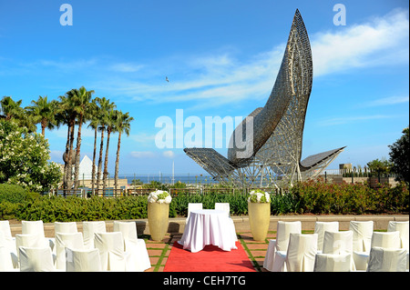 Hochzeit vor Frank Gehrys Fisch Skulptur, Port Olimpic, Vila Olimpica, Barcelona Stockfoto