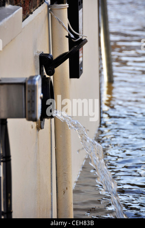 Nahaufnahme der Flutwasser aus Keller gepumpt wird, nach dem Fluss Ouse seine Ufer überflutet hat. Stockfoto