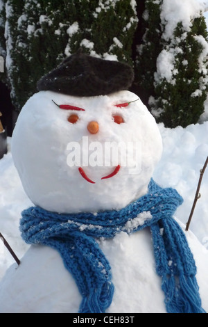 Nahaufnahme der Schneemann mit Hut und blauen Schal Stockfoto