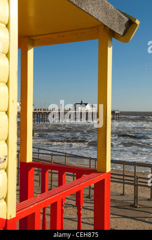Die Pier in Southwold gesehen von der Rettungsschwimmer-Hütte auf der Promenade. Stockfoto