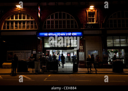 Kentish Town u-Bahnstation bei Nacht, Camden, London, England, UK Stockfoto