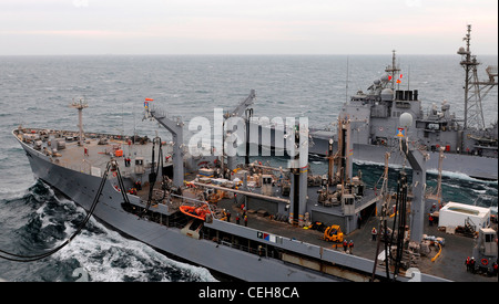 Das militärische Sealift Command Henry J. Kaiser-Klasse Flottennachschub Öler USNS Patuxent überträgt Kraftstoff an den Nimitz-Klasse Flugzeugträger USS Abraham Lincoln und die Ticonderoga-Klasse geführte Raketen Kreuzer USS Cape St. George. Abraham Lincoln und Cape St. George sind im 5. Zuständigkeitsbereich der US-Flotte stationiert, um maritime Sicherheitsoperationen durchzuführen, Sicherheitskooperationen zu betreiben und Unterstützungsmissionen im Rahmen der Operation Enduring Freedom durchzuführen. Stockfoto