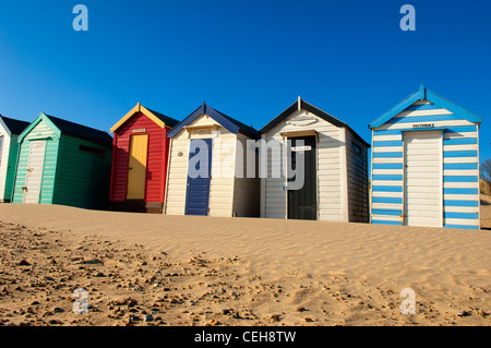 Die alten traditionellen Strandhütten unter die Sanddünen in Southwold in Suffolk Stockfoto