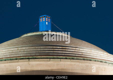 Auf 8/30/10, eine beleuchtete 'Doctor Who'-Stil Polizei rufen ("Tardis") auf die große Kuppel mit erschienen - es war der gleiche Tardis, die auf dem Dach von Gebäude 7 mit Blick auf den 77 Mass Ave Eingang für den Beginn der Rush/Neuling Orientierung gewesen war. Stockfoto