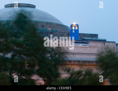 Hacker installiert ein beleuchtetes 'Doctor Who'-Stil Polizei rufen ("Tardis") auf dem Dach von Gebäude 7 mit Blick auf den 77 Mass Ave Eingang für den Beginn der Rush/Neuling Orientierung, zusammen mit einem Banner lesen' der Arzt: 1/Harvard: 0'. Stockfoto