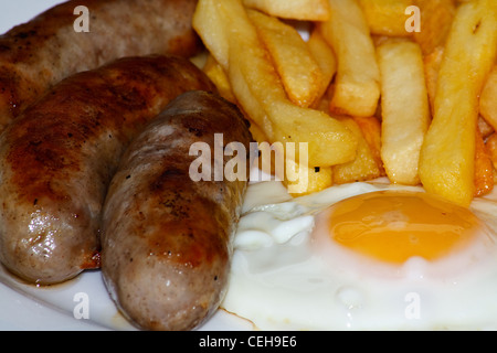 Nahaufnahme von Wurst, Ei und Chips. Ein traditionelles britisches Gericht Stockfoto