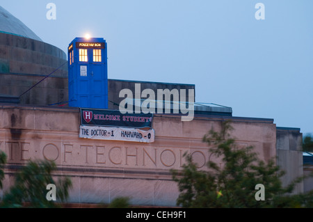 Hacker installiert ein beleuchtetes 'Doctor Who'-Stil Polizei rufen ("Tardis") auf dem Dach von Gebäude 7 mit Blick auf den 77 Mass Ave Eingang für den Beginn der Rush/Neuling Orientierung, zusammen mit einem Banner lesen' der Arzt: 1/Harvard: 0'. Stockfoto