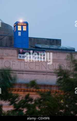 Hacker installiert ein beleuchtetes 'Doctor Who'-Stil Polizei rufen ("Tardis") auf dem Dach von Gebäude 7 mit Blick auf den 77 Mass Ave Eingang für den Beginn der Rush/Neuling Orientierung, zusammen mit einem Banner lesen' der Arzt: 1/Harvard: 0'. Stockfoto