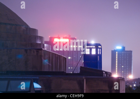 Hacker installiert ein beleuchtetes 'Doctor Who'-Stil Polizei rufen ("Tardis") auf dem Dach von Gebäude 7 mit Blick auf den 77 Mass Ave Eingang für den Beginn der Rush/Neuling Orientierung, zusammen mit einem Banner lesen' der Arzt: 1/Harvard: 0'. Stockfoto