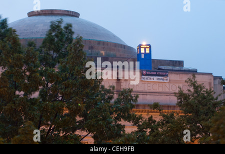 Hacker installiert ein beleuchtetes 'Doctor Who'-Stil Polizei rufen ("Tardis") auf dem Dach von Gebäude 7 mit Blick auf den 77 Mass Ave Eingang für den Beginn der Rush/Neuling Orientierung, zusammen mit einem Banner lesen' der Arzt: 1/Harvard: 0'. Stockfoto