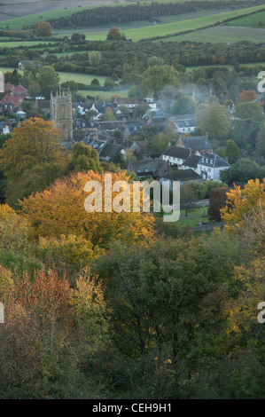 Englische Landschaft. Der Blick über Dorset-Dorf von Cerne Abbas, von Riesen Hill. Herbstfarben im Abendlicht leuchten. England, UK. Stockfoto