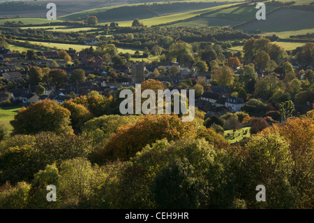 Englische Landschaft. Der Blick über Dorset-Dorf von Cerne Abbas, von Riesen Hill. In der Abendsonne leuchtenden Herbstfarben. England, UK. Stockfoto