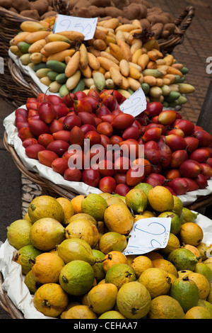Lebensmittelgeschäfte, Lebensmittel und Obst auf dem Funchal Markt, Mercado dos Lavradores, Madeira, Portugal. Stockfoto