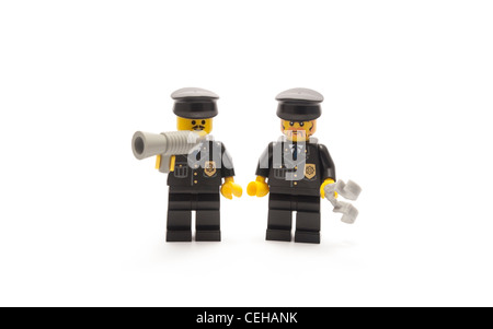 Zwei Lego-Polizisten mit laute Hailer und Handschellen Stockfoto