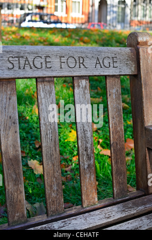 London: geschnitzt Inschriften auf den Bänken im Park London - Kensington Gardens Stockfoto