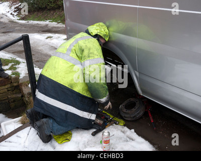 Kfz-Mechaniker Befestigung Bremsen an einem Ford Van, England, UK. Stockfoto