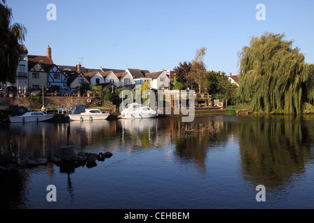 Bidford on Avon, Warwickshire, mit Booten, River Bank Eigenschaften und einer Weide spiegelt sich in den Gewässern des Flusses Avon Stockfoto