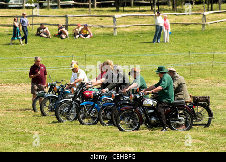 Oldtimer-Motorräder auf der Parade bei der Wiston Park Steam Rally in West Sussex. Stockfoto