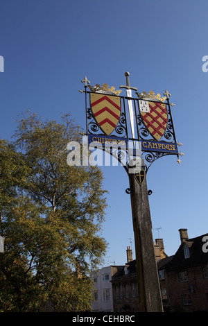 Ortsschild und Wappen für Chipping Campden, ein malerisches Städtchen in den Cotswolds, Gloucestershire Stockfoto