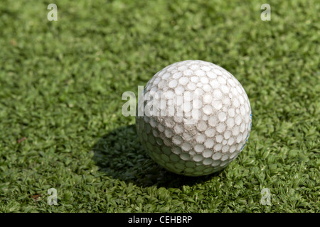 alten verkratzten schmutzig Golfball auf Kunstrasen Stockfoto