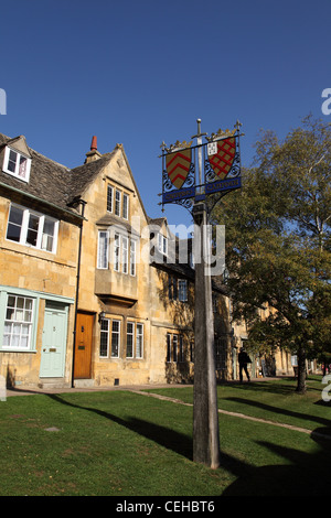 Chipping Campden, Ortstafel und Mantel des Armes. Ein malerisches Städtchen in den Cotswolds, Gloucestershire Stockfoto