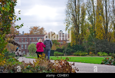 London: Ein paar Wandern im Regents Park Stockfoto