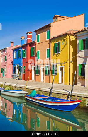 Fishermans Cottages auf der Insel Burano in Venedig Lagune Italien Eu Europa in leuchtenden Farben Stockfoto