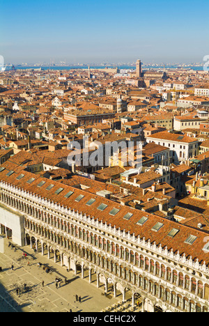 Blick auf die Stadt Venedig vom Dach des Campanile in der Piazza San Marco Italien EU-Europa Stockfoto