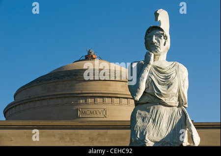 Hacker platzierten am 18. 5. 09, dem ersten Tag der Final Exams, eine riesige Statue der griechischen Göttin Athena im Killian Court des mit. Stockfoto