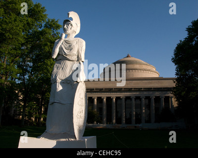 Hacker platzierten am 18. 5. 09, dem ersten Tag der Final Exams, eine riesige Statue der griechischen Göttin Athena im Killian Court des mit. Stockfoto