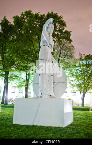 Hacker platzierten am 18. 5. 09, dem ersten Tag der Final Exams, eine riesige Statue der griechischen Göttin Athena im Killian Court des mit. Stockfoto