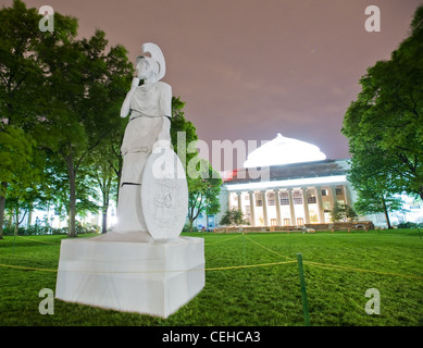 Hacker platzierten am 18. 5. 09, dem ersten Tag der Final Exams, eine riesige Statue der griechischen Göttin Athena im Killian Court des mit. Stockfoto