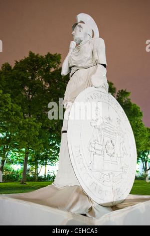 Hacker platzierten am 18. 5. 09, dem ersten Tag der Final Exams, eine riesige Statue der griechischen Göttin Athena im Killian Court des mit. Stockfoto