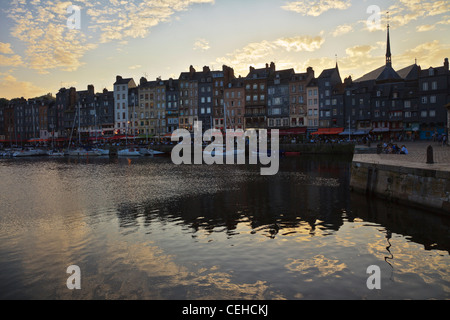 Honfleur Hafen bei Sonnenuntergang, Normandie, Frankreich Stockfoto