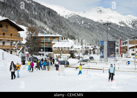 St. Anton am Arlberg, Tirol, Österreich, Europa. Village Szene mit Skifahrer im österreichischen alpinen Skigebiet mit Schnee im Winter Stockfoto