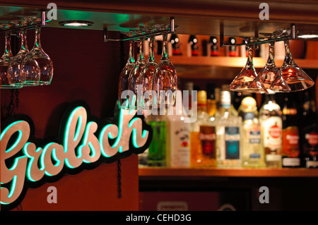 Flaschen alkoholische Getränke und Gläser an der bar Stockfoto