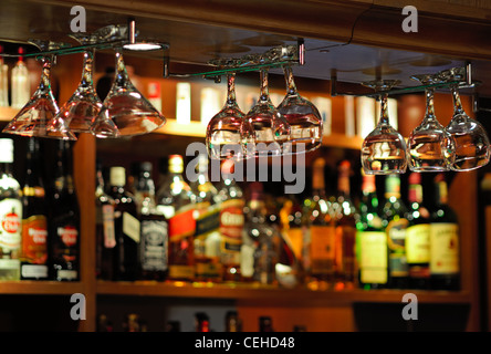 Flaschen alkoholische Getränke und Gläser an der bar Stockfoto