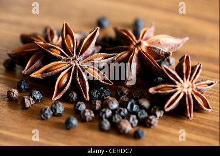 Sternanis, Illicium Verum, und schwarze Pfefferkörner, Piper nigrum Stockfoto